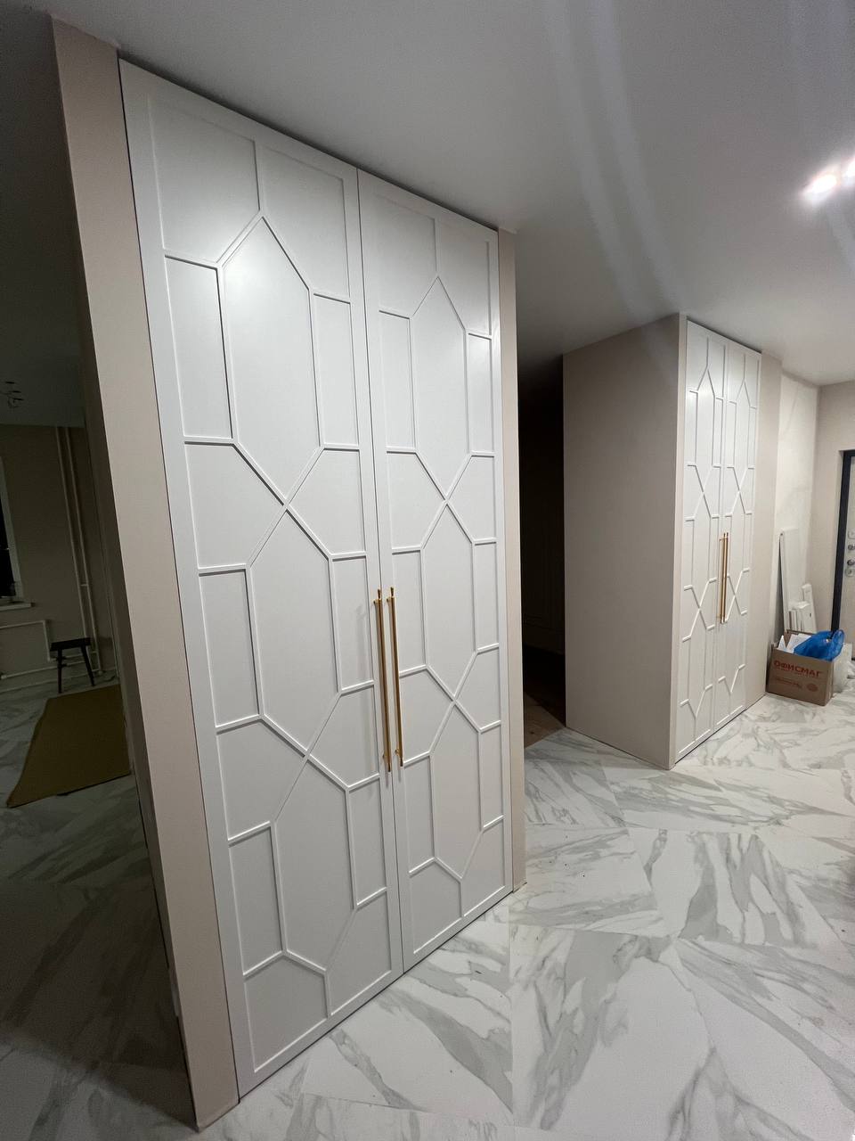 Шкаф-купе Белый с геометрической фрезеровкой